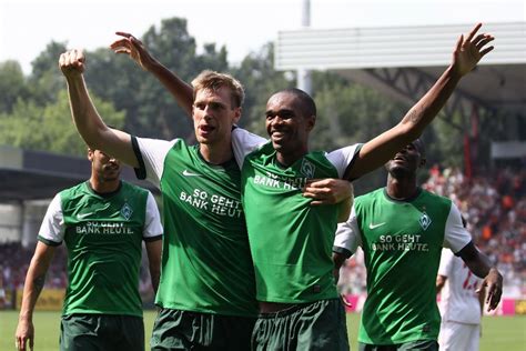 Targobank took over the sponsorship deal with werder bremen which was started by citibank, after a transition message of so geht bank heute (that's how today's banking goes). So geht Bank heute - Finanzkrise? Nicht in den oberen ...