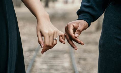 وتكريماً للميت يُقام له العزاء لاستقبال واجب التعزية في وفاته وعلى الرغم من كونه مناسبةً حزينة إلا أن يسودها ذكر محاسن الميت وأعماله الطيبة في الدنيا والذي يصحبه دعاء الحاضرين له بالمغفرة والغفران. تفسير حلم حضور العزاء في منام العزباء / ØªÙ Ø³ÙŠØ± Ø±Ø¤ÙŠØ ...