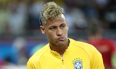 Die seiten abrasiert und obendrauf ein etwas längerer irokese: WM 2018: Brasilien-Kicker Neymar überrascht mit Spaghetti ...