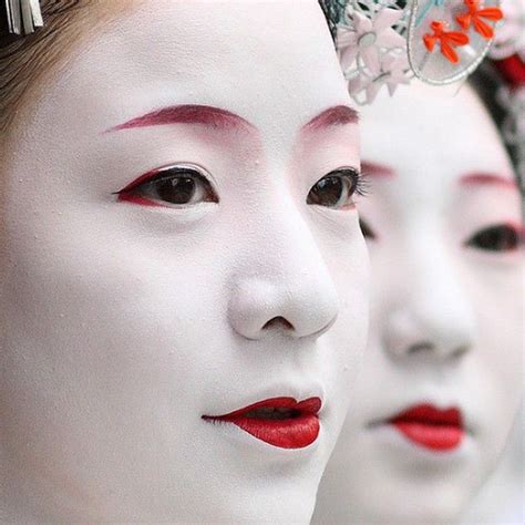 La coupe boyish avec frange est aussi une coiffure qui va parfaitement aux filles aux cheveux fins et au visage. Épinglé par Francis DRAKE sur Maquillage en 2020 | Coiffures japonaises, Geisha, Beauté asiatique