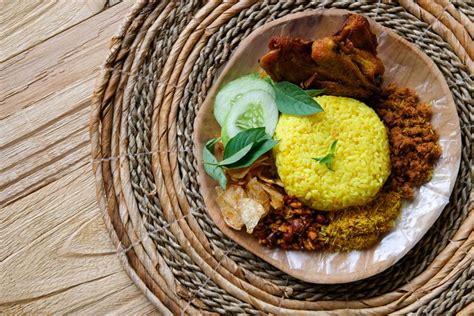 Nasi uduk can be served as breakfast, with a simple side dish of telur dadar gulung (rolled. Nasi Kuning Ketan Betawi : Cara Membuat Nasi Kuning Yang ...