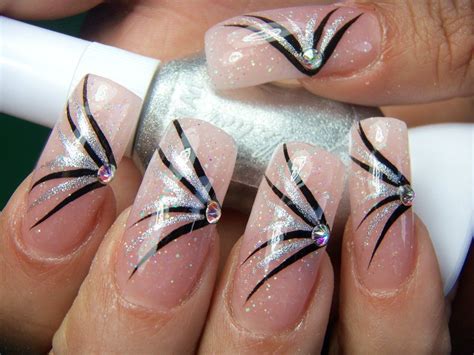 Con un color de uñas blanco junto con accesorios o cintillas doradas se pueden realizar una uñas decoradas muy elegantes y llamativas. diseños de uñas pdf - Buscar con Google | Uñas decoradas ...