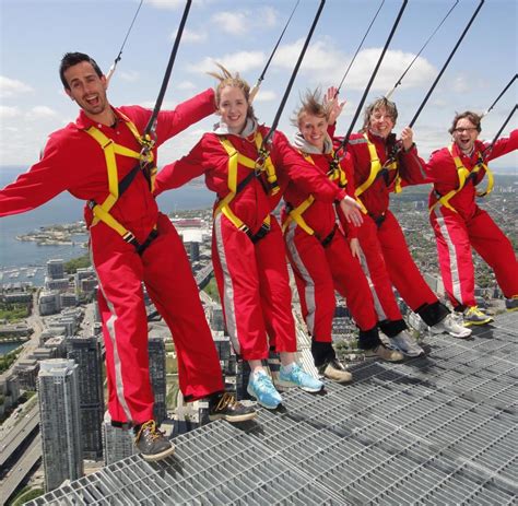 Terrifying skywalks are one of the favourite places for the travellers who enjoy amazing views of nature. Toronto: Waghalsige Posen auf dem CN Tower - Bilder ...