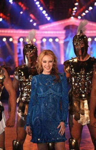 Con quindici album in studio pubblicati ed oltre trenta anni di carriera, la minogue è considerata tra le pop star più famose e talentuose emerse dagli anni ottanta. Kylie Minogue em première na Austrália