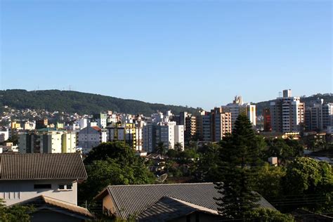 A cidade de criciúma, no norte de santa catarina, passou por uma madrugada de violência, nesta criciúma é alvo de um assalto de grandes proporções. Criciúma sob cerração baixa, sol que racha. - SkyscraperCity