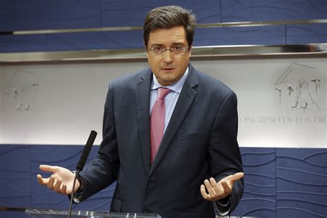 De esta forma, fue elegido diputado y en junio de 2015 se convirtió en portavoz del grupo parlamentario socialista en el parlamento regional. Óscar López se despide como portavoz del PSOE en el Senado