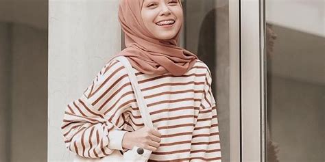 Biar penampilanmu gak monoton, kamu bisa sontek style tersebut untuk gaya ke kampusmu. 7 Inspirasi Ootd Hijab Simpel Untuk Pergi Ke Kampus Golaundry