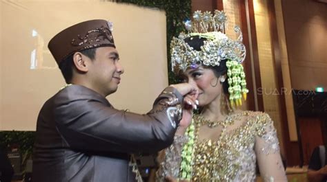 Akad nikah berlangsung di grand ballroom ritz carlton, pasific place, jakarta selatan. Raditya Dika Nikah, Gelar Raja Jomblo Resmi Disandang Baim ...