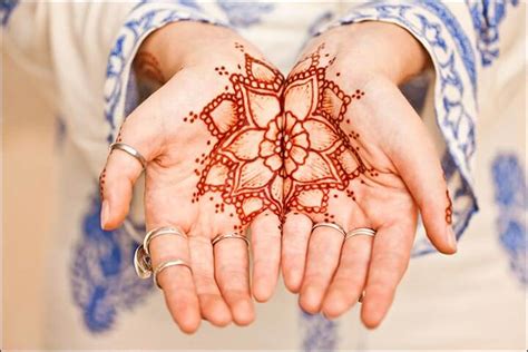 Desain untuk mahendi dubai ini memang sangat dikenal. 100 Gambar Henna Tangan yang Cantik dan Simple Beserta Cara Membuatnya - Rejeki Nomplok