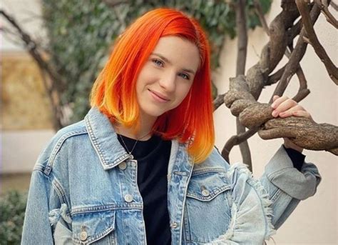 Cristina și vlad au postat un filmuleț pe instagram în care își anunțau fanii că au ales să meargă pe drumuri diferite după opt ani de relație. Cristina Ciobănașu, schimbare neașteptată de look!