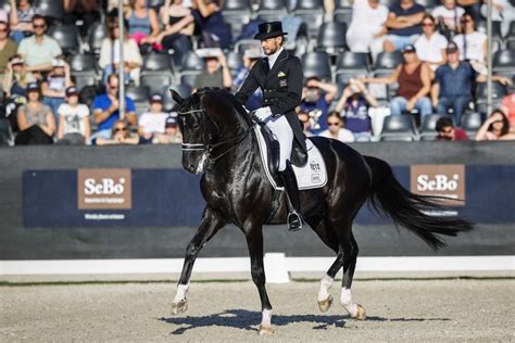 Although his top horse zonik certainly has plenty in the tank for tokyo, the 2010 world champion seems to have his eye set on his two rising stars: Dressuurruiter Gal wint met debuterend paard wedstrijd ...