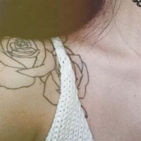 This was halsey's first tattoo and features her mom's initials, nfc. and turns out, halsey's mom actually has a matching tattoo, which, cute! Halsey Flower, Rose Shoulder Tattoo | Steal Her Style