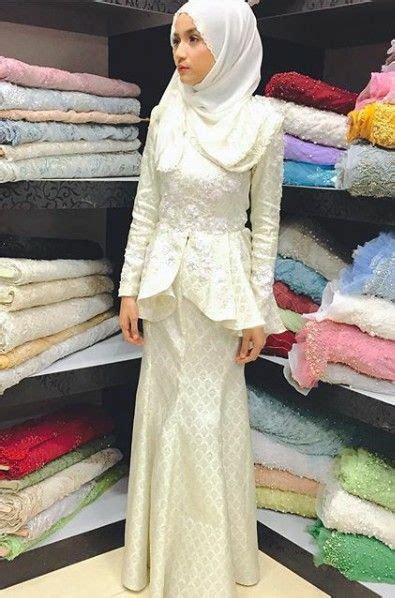 Desain kebayanya dirancang dengan konsep modern, didominasi tidak sedikit renda dengan kekuasaan warna hijau. Songket tenun dress | Muslim wedding dresses