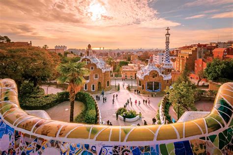 A cidade que mais turistas recebe da espanha é famosa pelo mar mediterrâneo e pela arquitetura modernista, contando com nove construções declaradas patrimônio. Parque Guell, Barcelona - Espanha - Você Viajando — A Sua ...
