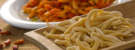 Ricetta strozzapreti fatti a mano. Strozzapreti romagnoli: la ricetta originale e la storia