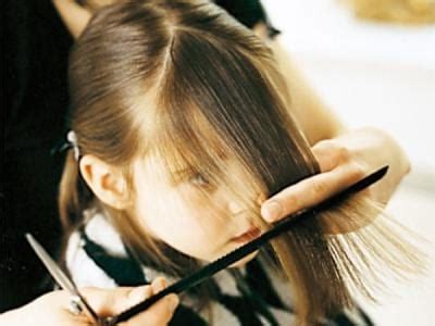 Leggi anche come fare cowash tagliare i capelli ai bambini per sistemare in maniera sicura e pratica i capelli delle bambine e dei. Come tagliare i capelli a una bambina - Nostrofiglio.it