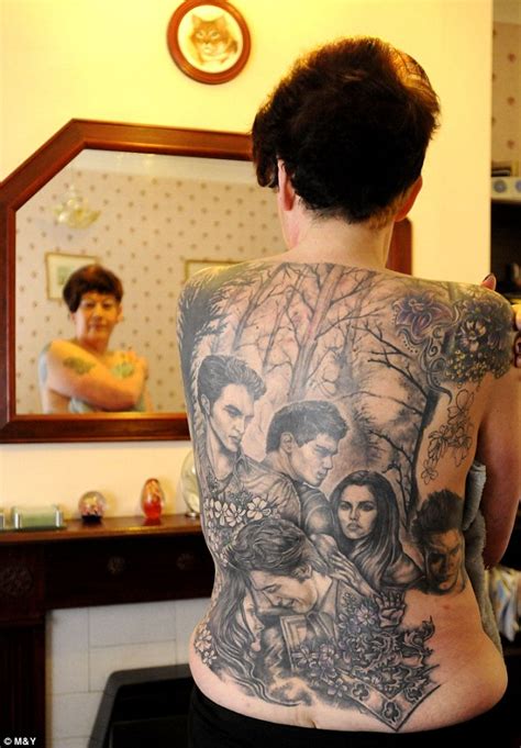 Since his days in twilight, robert pattinson has been known for giving singularly quirky interviews. Twilight fan, 49, gets Robert Pattinson and Kristen Stewart inked over WHOLE back | Daily Mail ...