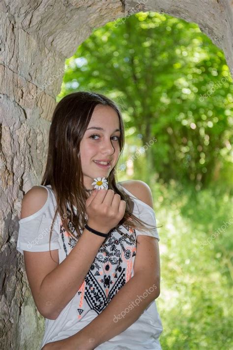 Recherchez parmi des fille 12 ans photos et des images libres de droits sur istock. Fille De 12 Ans Canon - A 12 year old girl with a flower ...