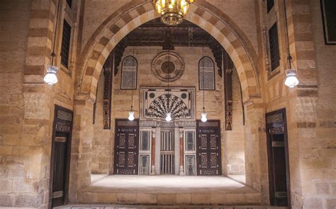 جامعة الأزهر هي المؤسسة الدينية العلمية الإسلامية العالمية الأكبر في العالم وثالث أقدم جامعة في العالم بعد جامعتي الزيتونة والقرويين، وهي توجد في القاهرة في مصر. بالصور.. الأزهر الشريف في حُلة جديدة برخام الحرمين والسجاد ...