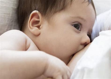 Sebagai contoh, mereka mungkin lebih selesa dan biasa berguling dan mengengsot. 5 Cara Membantu Bayi Menyusu Dengan Benar