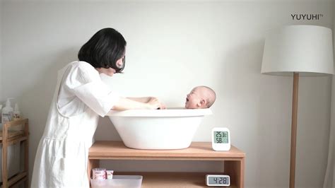 (just be sure to never leave your baby alone in the bath for even a moment.) to up the fun quotient, try these games and activities on your bathing beauty and see which ones makes her smile. 해피율스데이 #3 말랑말랑 쏘블 욕조에서 샤워하기 How to give a baby a safe ...