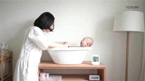 Use some baby powder on it, and you also give it a new and fresh diaper. 해피율스데이 #3 말랑말랑 쏘블 욕조에서 샤워하기 How to give a baby a safe ...