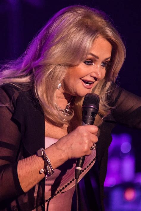 Holding out for a hero. Bonnie Tyler: Herzschmerz mit Reibeisenstimme | NDR.de ...