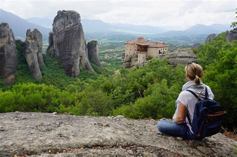 In a region of almost inaccessible sandstone peaks, monks settled on these 'columns of the sky' from the 11th century onwards. Griechenland: Meteora-Klöster, Magie zwischen Himmel und Erde