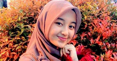 Dimana koleksi terbaru foto wanita tercantik yang pernah ada di indonesia ini menjadi idaman banyak lelaki karena memang parasnya yang. Foto Cewek2 Cantik Lucu Berhijab / Foto Cewek2 Cantik Lucu ...