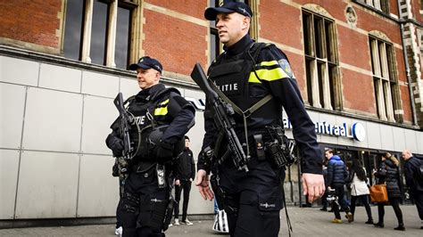 Actueel overzicht met 112 meldingen en 112 nieuws in amsterdam. Fout in politie-uniform: 'Agenten struikelen over ...