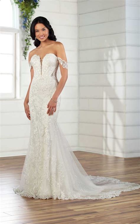 A beautiful lace mermaid wedding gown with a sweetheart neckline, a bustier and a large train for a glam feel. Strapless Lace Fit And Flare Wedding Dress | Kleinfeld Bridal