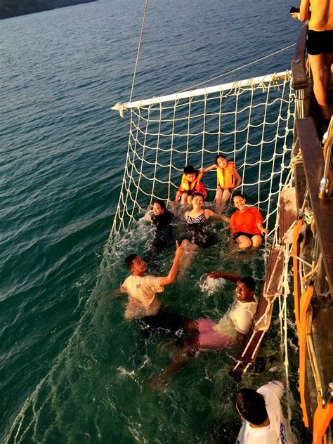 Aktiviti island hopping merupakan satu aktiviti menarik di langkawi yang sering dilakukan oleh pelancong untuk menerokai keindahan dasar laut di sini. 10 Aktiviti Menarik di Langkawi | AYUE IDRIS