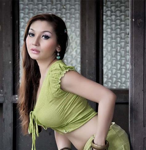 Goyang hot terpanas artis dangdut pulau jawa. www.dora188.com: HOTTT... 6 Artis Indonesia yang memiliki Payudara Besar