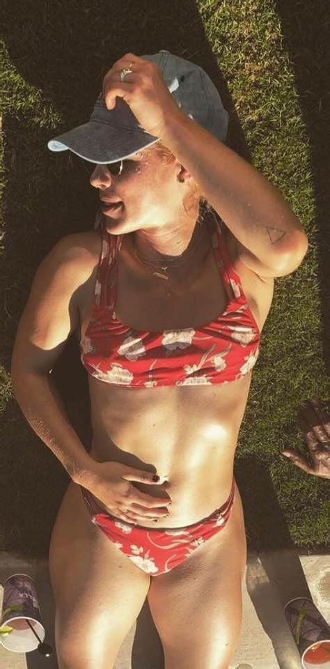 This post has contest mode enabled. Emily Bett Rickards : JerkOffToCelebs