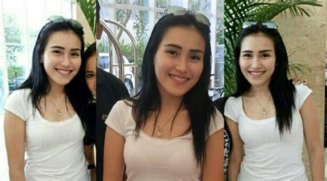 Aku pindah ke dada kanan, kulum juga. Beredar Foto Pucat Ayu Ting Ting Pakai Tali Kutang Keramat, Bentuk Pusar Bikin Salah Fokus