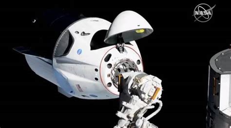 Après avoir rattrapé la station spatiale, le vaisseau se stabilise à proximité. VIDEO. Arrimage réussi de la capsule Crew Dragon de Space ...