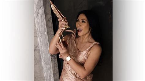 Anggun cantıka `pıker kerı` gunungkıdul 2018. Pesona Gaun Rose Gold Anggun C. Sasmi saat Meraih ...