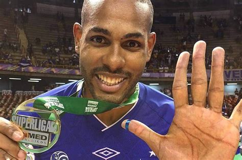 He is a very efficient server and spiker, regularly hitting over 60% in games, as well as a superb passer. Claudinei Queiroz: Leal, o brasileiro - 24/05/2019 ...