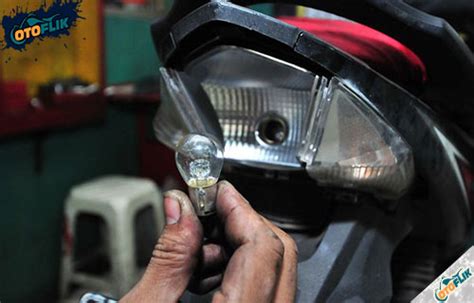 Langkah untuk memperbaiki lampu led yang redup adalah sebagai berikut 8 Penyebab Lampu Motor Redup dan Cara Mengatasinya | Otoflik