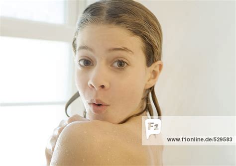 Er steckt seinen schwanz in die oma und fickt die rentnerin in der badewanne voller geilheit durch. Preteen Mädchen in der Dusche, Blick über die Schulter auf ...