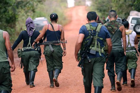 Cuatro años después de firmar la paz con las farc, el estado colombiano trabaja en articular los territorios que el conflicto mantuvo en el abandono. FARC - Campesinos y marcados por la guerra, así son los ...