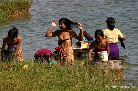 Green tea šipky women independence day laughing biking running dancing ice cream друзья. Burmese women bathing, Pindaya - Myanmar (Burma)