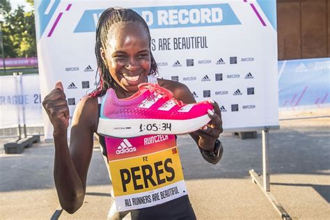 Peres jepchirchir broke her own world record in the women's half marathon, crossing the line in one hour, five minutes and 16 seconds to win gold at the world athletics half marathon championships in. Peres Jepchirchir satte verdensrekord på halvmaraton ...