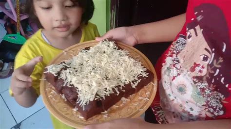 Kupas pisang kepok terlebih dahulu dan potong menjadi 4 bagian. MEMBUAT KUE BROWNIES COKLAT - YouTube