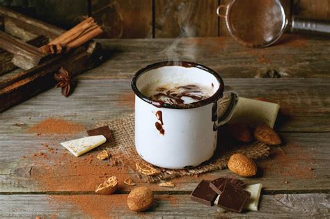 Una buona cioccolata calda è il miglior rimedio per scacciare il freddo e per rigenerare. Come fare la cioccolata calda: ricetta e consigli ...