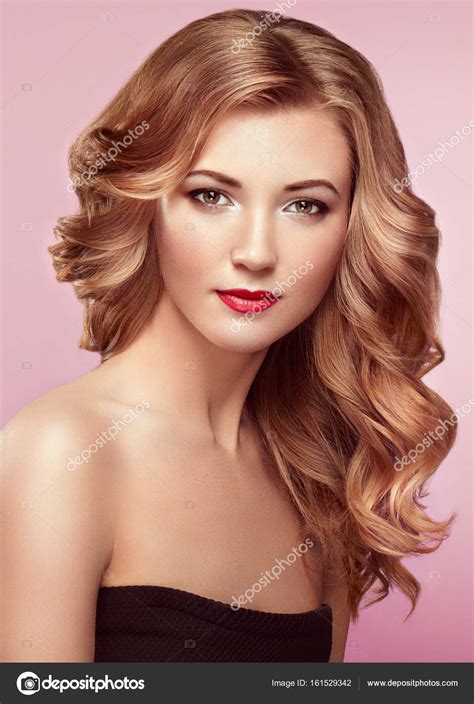 Blonde Frau mit langen glänzenden welligen Haaren — Stockfoto ...