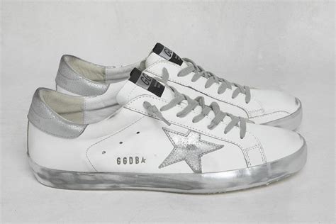 22 hours ago · 台北市晶華酒店1樓的知名義大利精品品牌ggdb（golden goose deluxe brand）發生竊案！該品牌近年推出的「小髒鞋」鞋款，在國內外許多明星私下穿搭都曾出現，因而爆紅熱銷；該品牌專櫃人員今年3月份盤點商品時，發現有商品短少，調閱監視器都未發現異狀，直到7月間. 小髒鞋來囉!GGDB微風南山新開幕 經典鞋價錢大公開 - Yahoo奇摩新聞