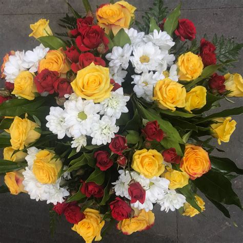 Fiori tipo margherita con 7 petali tondeggianti. Bouquet rose gialle, margherite e roselline - Consegna ...