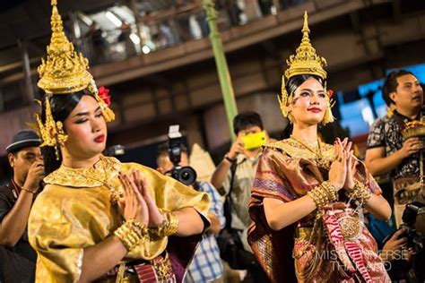 4 ชุดประจำชาติสำหรับการประกวดมิสยูนิเวิร์ส 2016 สุดปังของ น้ำตาล ชลิตา ส่วนเสน่ห์ เจ้าของตำแหน่ง มิสยูนิเวิร์สไทยแลนด์ 2016 (miss universe thailand 2016) เพื่ออวด. น้ำตาล ชลิตา ในชุดไทยโบราณ รำถวายสักการะท้าวมหาพรหม