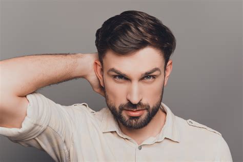 يكون هذا الوجه على عكس الوجه على شكل قلب فيكون الجبين رفيع والذقن عريض، ويناسب هذا الوجه قصات الشعر الكثيرة التدرج والقصيرة والفوضوية، مع وضع الشعر خلف حلمة الأذن لتعريض حجم الجبين، وينصح هنا. قصات شعر رجالية مناسبة ليوم الزفاف (صور) | سيدي | افضل موقع للرجل العربي